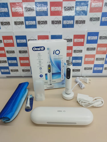 Cepillo dental eléctrico iO9 blanco con estuche de viaje Oral-B